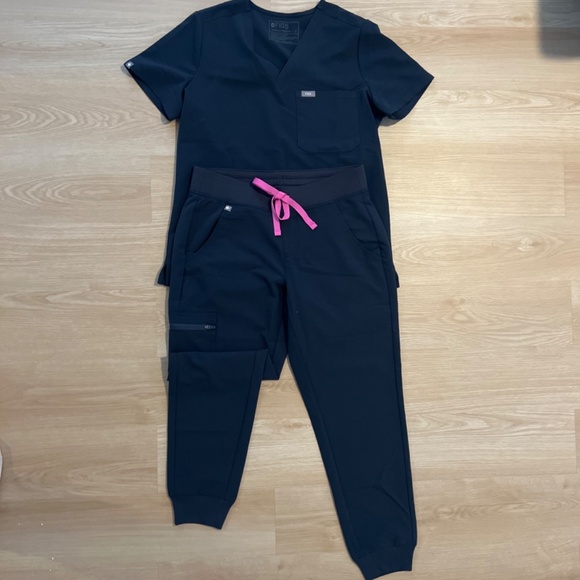 Fig’s scrub set - Picture 2 of 2